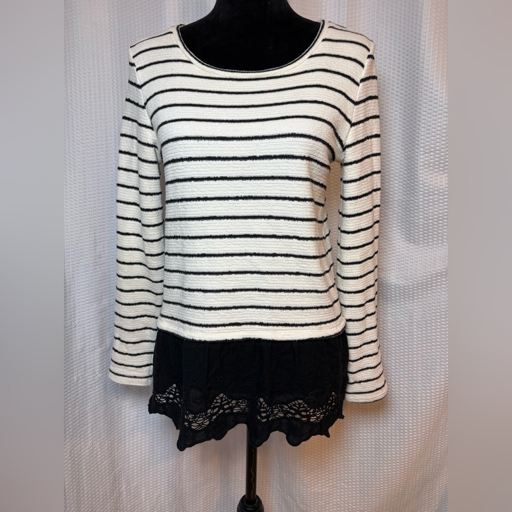 RBX gothic ivory & black long sleeve sweater with eyelet trim hem size small
